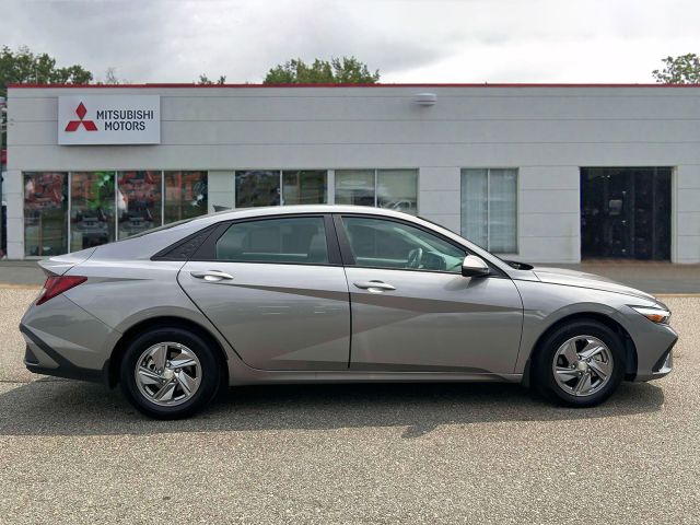 2024 Hyundai Elantra SE IVT