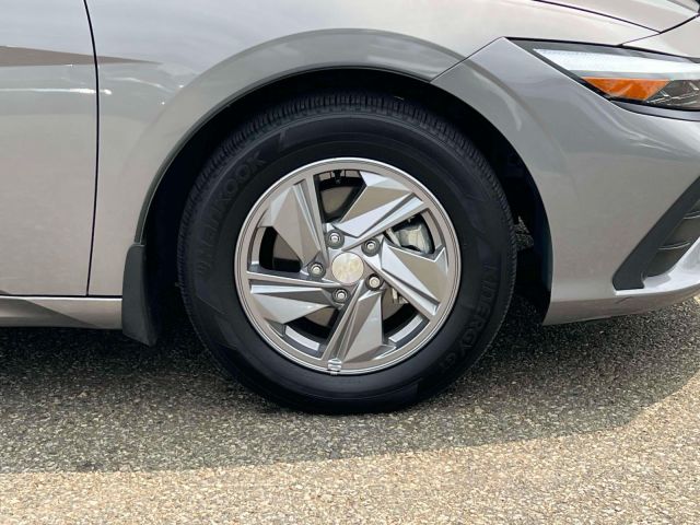 2024 Hyundai Elantra SE IVT