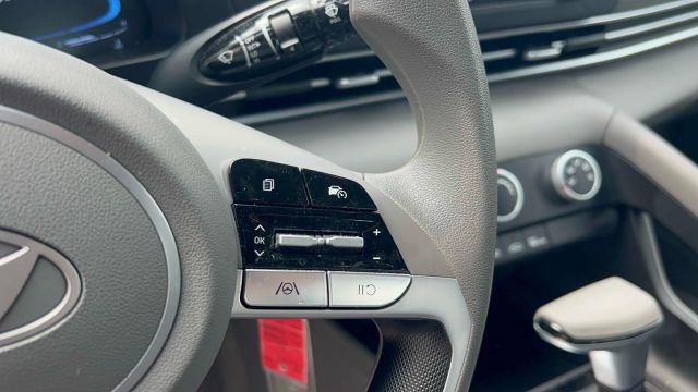 2024 Hyundai Elantra SE IVT