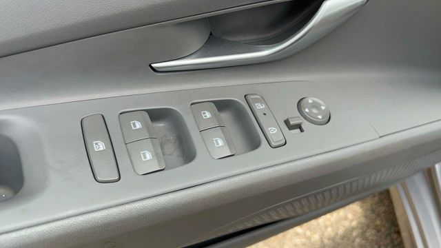 2024 Hyundai Elantra SE IVT