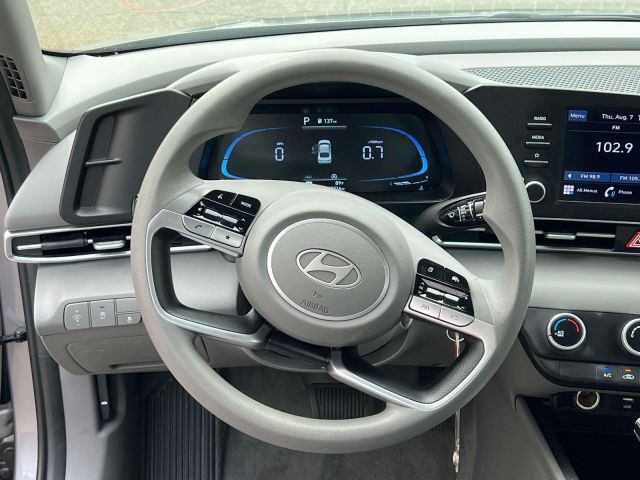 2024 Hyundai Elantra SE IVT