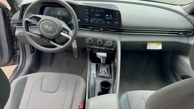 2024 Hyundai Elantra SE IVT