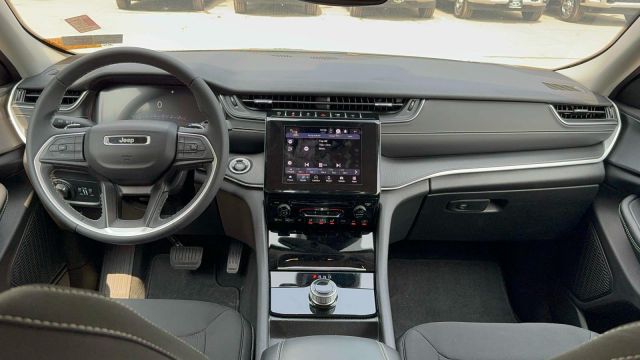 2024 Jeep Grand Cherokee Laredo X 4x4