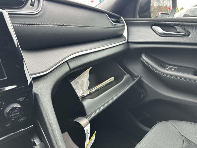 2025 Jeep Grand Cherokee Laredo X 4x4