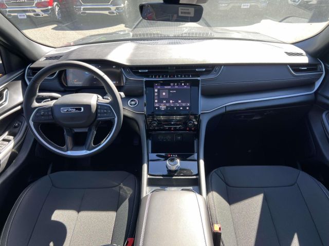2025 Jeep Grand Cherokee Laredo X 4x4