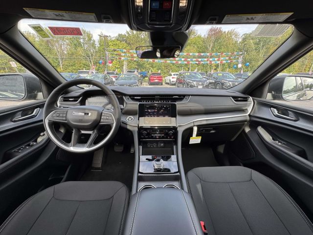 2025 Jeep Grand Cherokee Laredo X 4x4