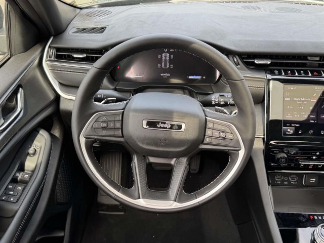 2025 Jeep Grand Cherokee Laredo X 4x4