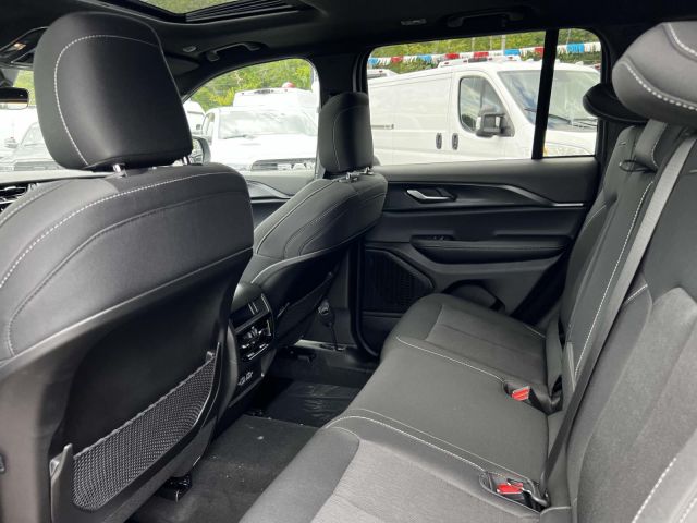 2025 Jeep Grand Cherokee Laredo X 4x4