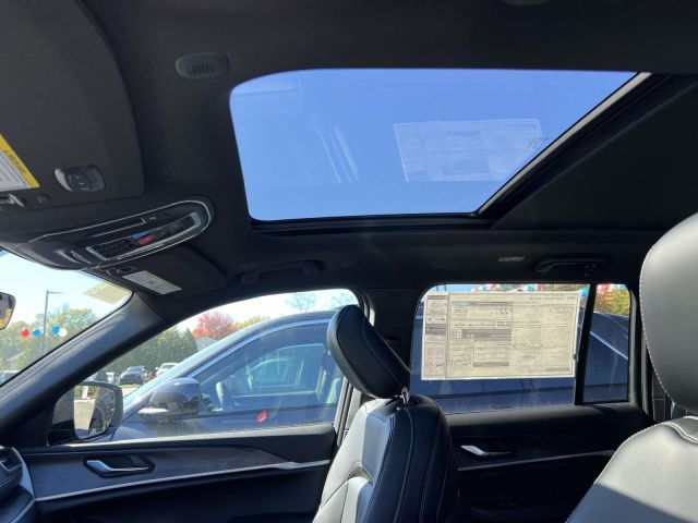 2025 Jeep Grand Cherokee Limited 4x4 2025 Jeep Grand Cherokee Limited 4x4