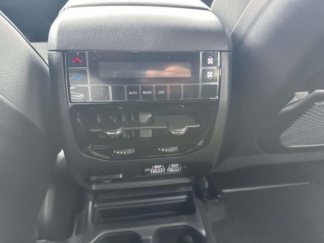 2025 Jeep Grand Cherokee L L ALTITUDE X 4X4 2025 Jeep Grand Cherokee L L ALTITUDE X 4X4