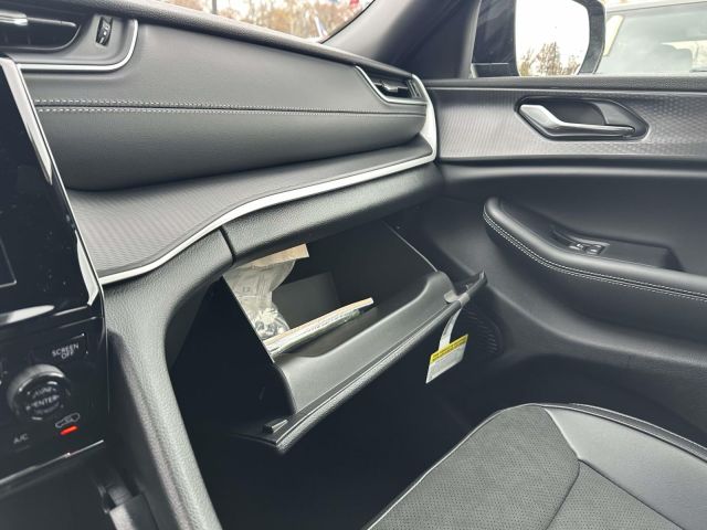 2025 Jeep Grand Cherokee L L ALTITUDE X 4X4 2025 Jeep Grand Cherokee L L ALTITUDE X 4X4