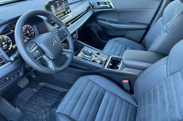 2025 Mitsubishi Outlander PHEV SE 2025 Mitsubishi Outlander PHEV SE