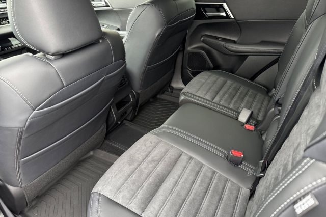 2025 Mitsubishi Outlander PHEV SE 2025 Mitsubishi Outlander PHEV SE