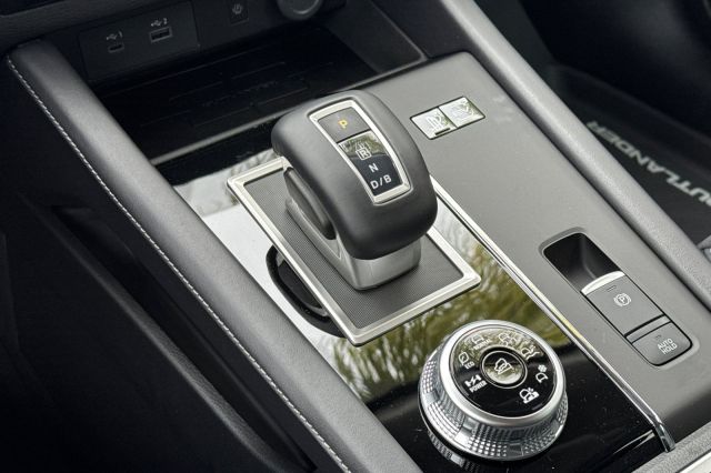 2025 Mitsubishi Outlander PHEV SE 2025 Mitsubishi Outlander PHEV SE