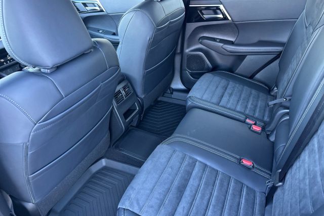 2025 Mitsubishi Outlander PHEV SE 2025 Mitsubishi Outlander PHEV SE