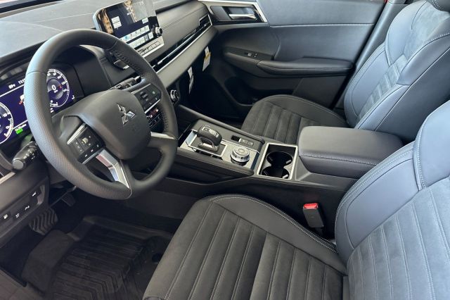 2025 Mitsubishi Outlander PHEV SE 2025 Mitsubishi Outlander PHEV SE