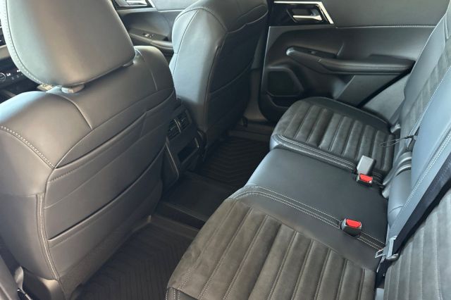 2025 Mitsubishi Outlander PHEV SE 2025 Mitsubishi Outlander PHEV SE