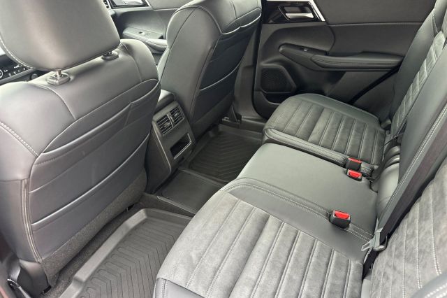 2025 Mitsubishi Outlander PHEV SE 2025 Mitsubishi Outlander PHEV SE