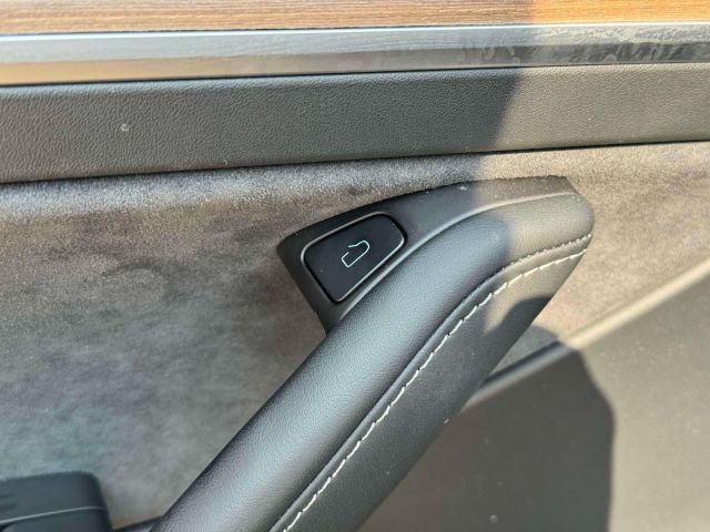 2025 Tesla Model Y Long Range AWD *Ltd Avail*