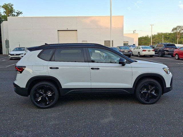 2025 Volkswagen Taos SE Black