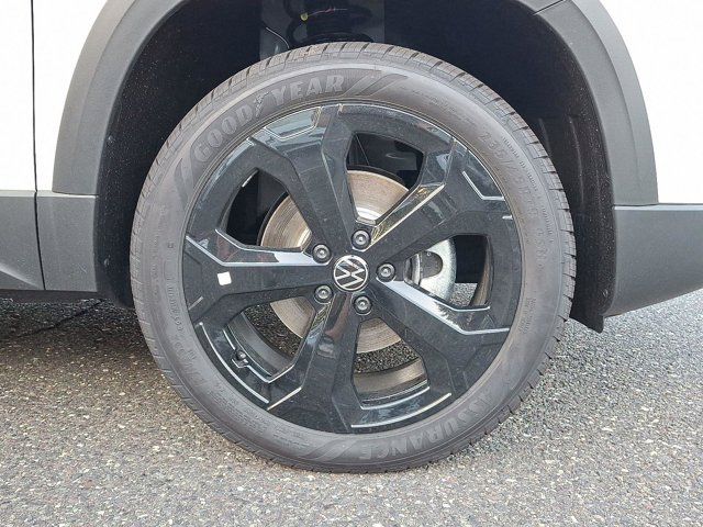 2025 Volkswagen Taos SE Black