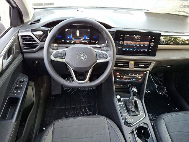 2025 Volkswagen Taos SE Black
