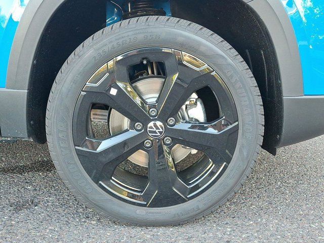 2025 Volkswagen Taos SE Black