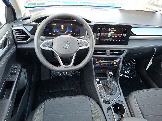 2025 Volkswagen Taos SE Black