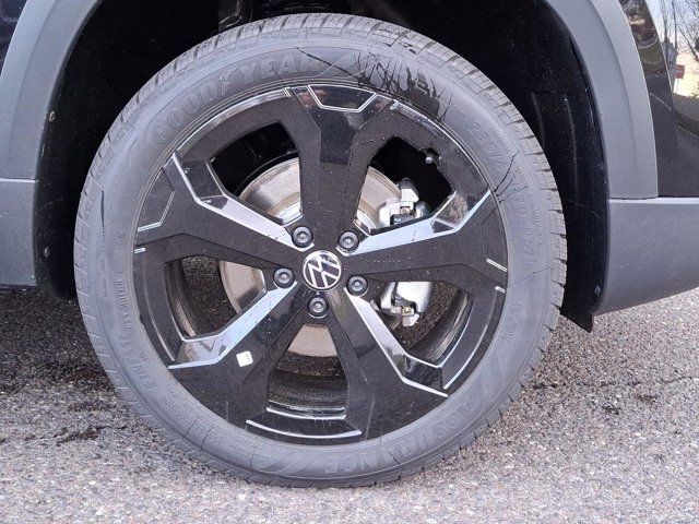 2025 Volkswagen Taos SE Black