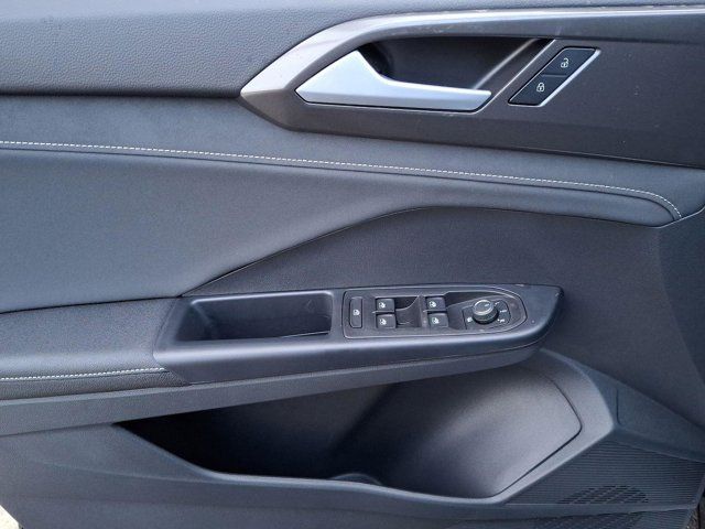 2025 Volkswagen Taos SE Black