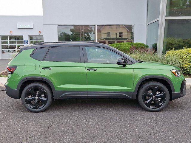 2025 Volkswagen Taos SE Black