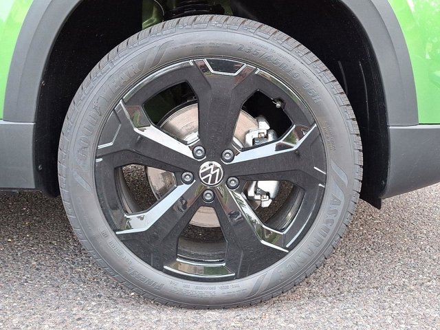2025 Volkswagen Taos SE Black