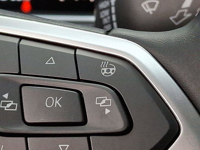 2025 Volkswagen Taos SE Black