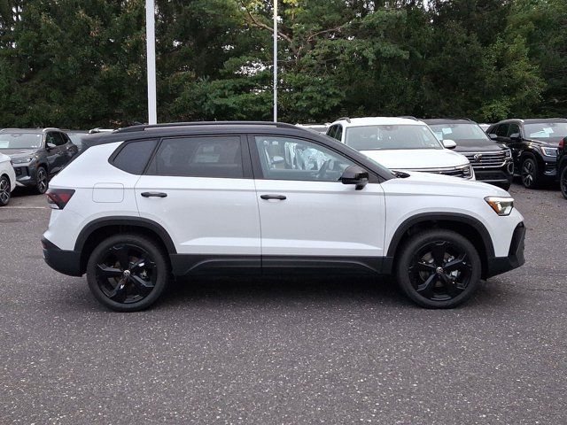 2025 Volkswagen Taos SE Black