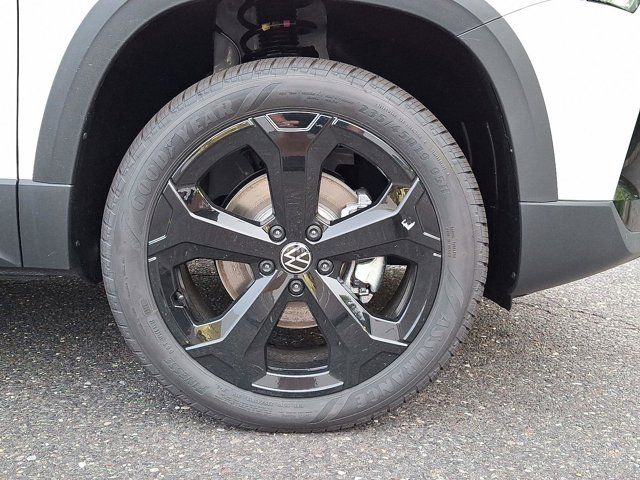 2025 Volkswagen Taos SE Black