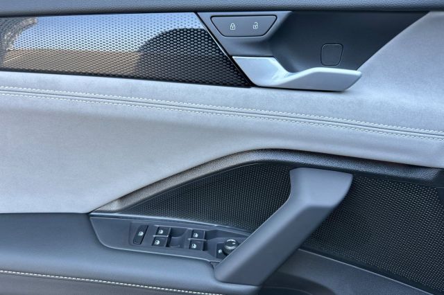 2025 Volkswagen Tiguan 2.0T SE R-Line Black 2025 Volkswagen Tiguan 2.0T SE R-Line Black