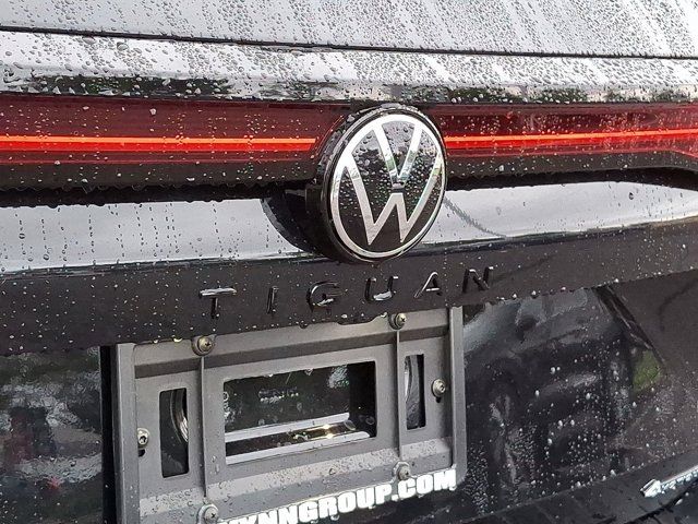 2025 Volkswagen Tiguan SE R-Line Black