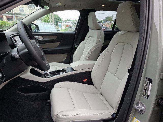 2025 Volvo XC40 Plus Dark Theme