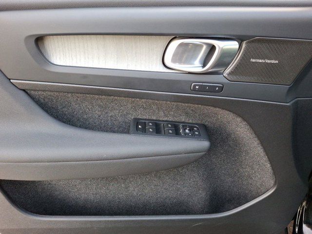 2025 Volvo XC40 Plus Dark Theme