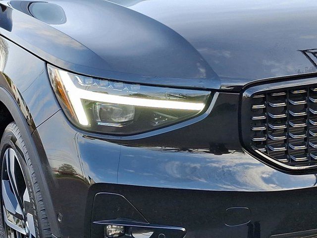 2025 Volvo XC40 Plus Dark Theme