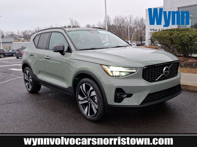 2025 Volvo XC40 Plus Dark Theme