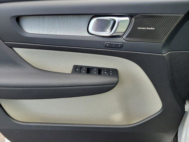 2025 Volvo XC40 Plus Bright Theme