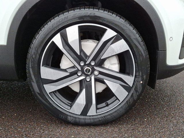 2025 Volvo XC40 Plus Bright Theme