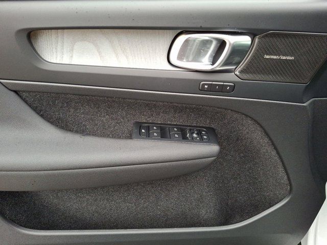 2025 Volvo XC40 Plus Bright Theme