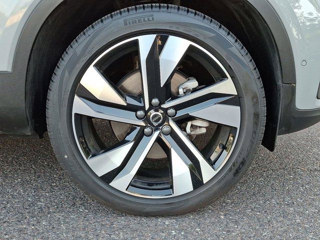 2025 Volvo XC40 Plus Bright Theme