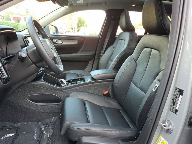 2025 Volvo XC40 Plus Bright Theme