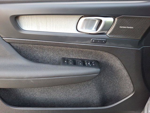 2025 Volvo XC40 Plus Bright Theme