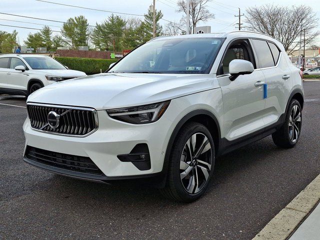 2025 Volvo XC40 Ultra Bright Theme
