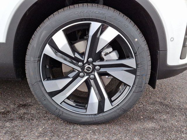2025 Volvo XC40 Ultra Bright Theme