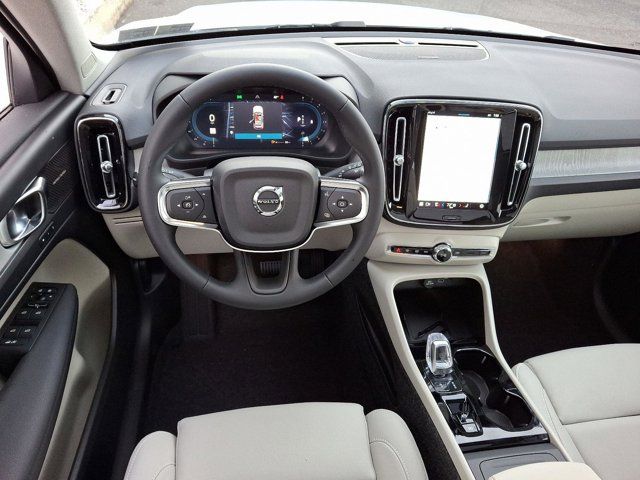 2025 Volvo XC40 Ultra Bright Theme